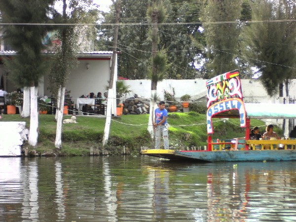 Un Trajineras sur un des canaux de Xochimilco