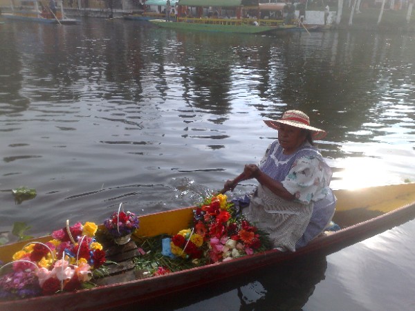 Une vendeuse de fleur sur une embarcation